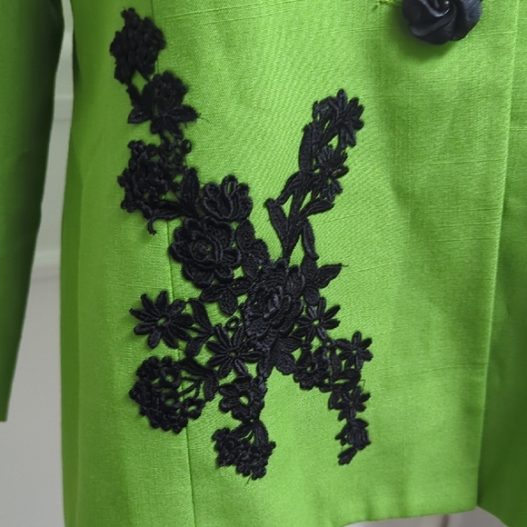 Vintage RAFAEL Green Tailored Blazer with Black Floral Design - Picture 6 of 7